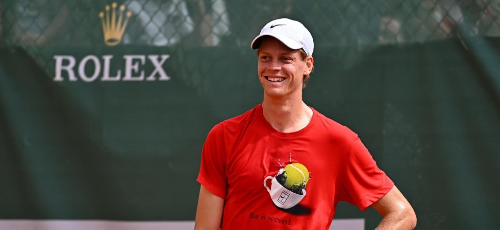 Anche sulla terra rossa Sinner detta legge: nel match d'esordio al Masters 1.000 di Montecarlo l'azzurro domina