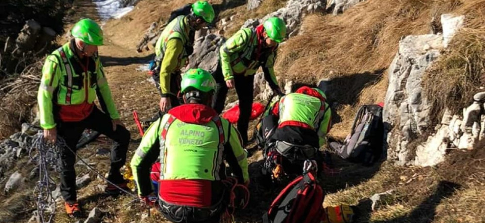 Freeclimber colpito da un masso alla gamba riesce a restare appeso ma si ferisce