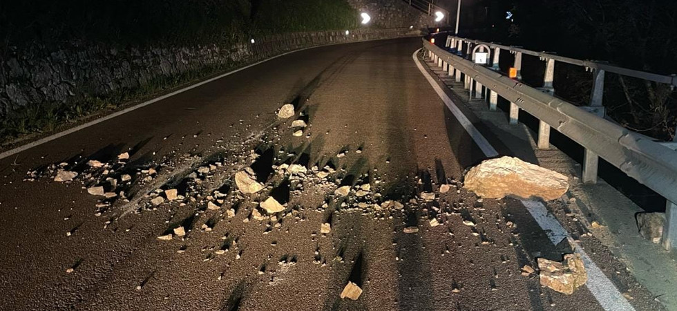 Massi piombano sulla Sp 37: vigili del fuoco al lavoro per la messa in sicurezza della strada