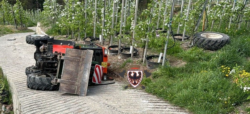 Il trattore perde una ruota e si ribalta sul fianco destro, ferito un uomo: sul posto i soccorsi