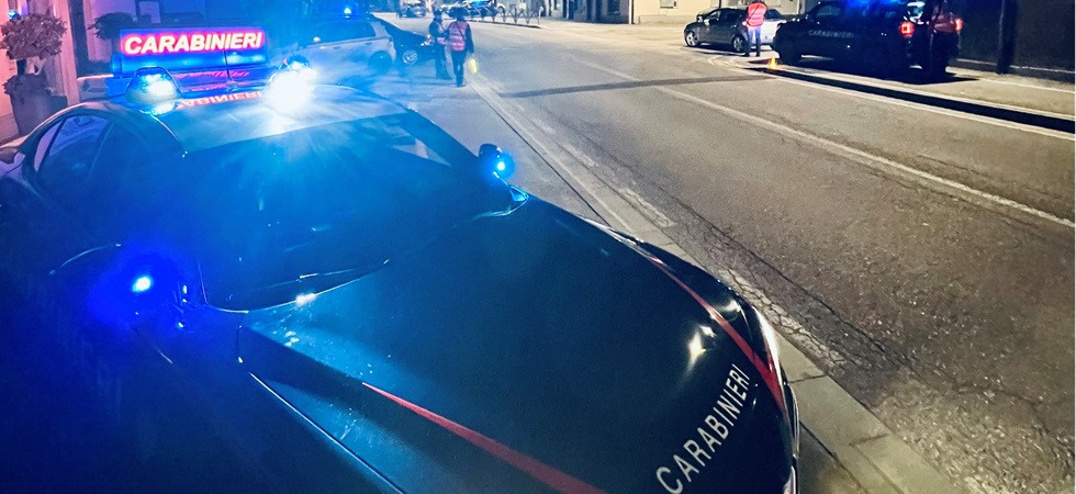 Ubriachi in scooter senza casco, fermati dai carabinieri iniziano ad insultarli: due giovani denunciati