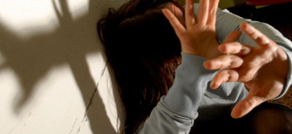 Picchia, maltratta e abusa della moglie per un lungo periodo: condannato a 6 anni e mezzo, ma è latitante