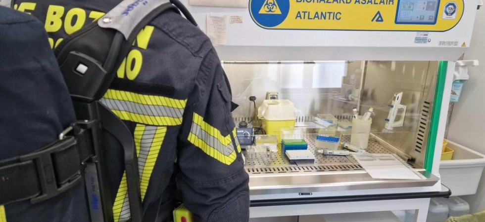 Fiamme divampano nel laboratorio di virologia e un frigorifero prende fuoco: l'intervento dei pompieri