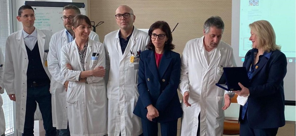 Un targa per ringraziare il Centro di protonterapia per la cura dei piccoli pazienti ellenici