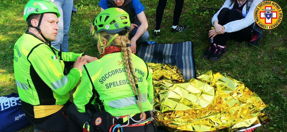 Cade, si frattura un polso e non riesce a proseguire: il soccorso alpino trasporta a valle