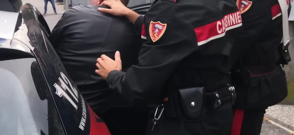 Aggredisce il fratello a martellate in strada, le forze dell'ordine riescono a bloccarlo: un uomo trasportato in ospedale