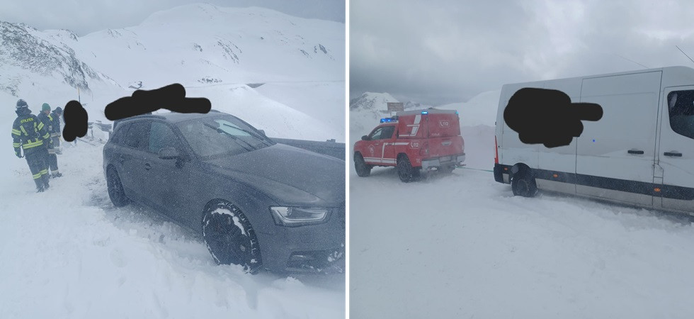 Ignorano i divieti e rimangono con i mezzi bloccati nella neve