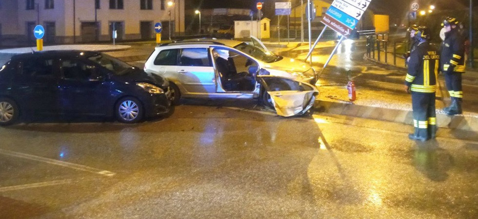Violento schianto tra due macchine, una persona è rimasta bloccata fra le lamiere: due feriti trasportati in ospedale