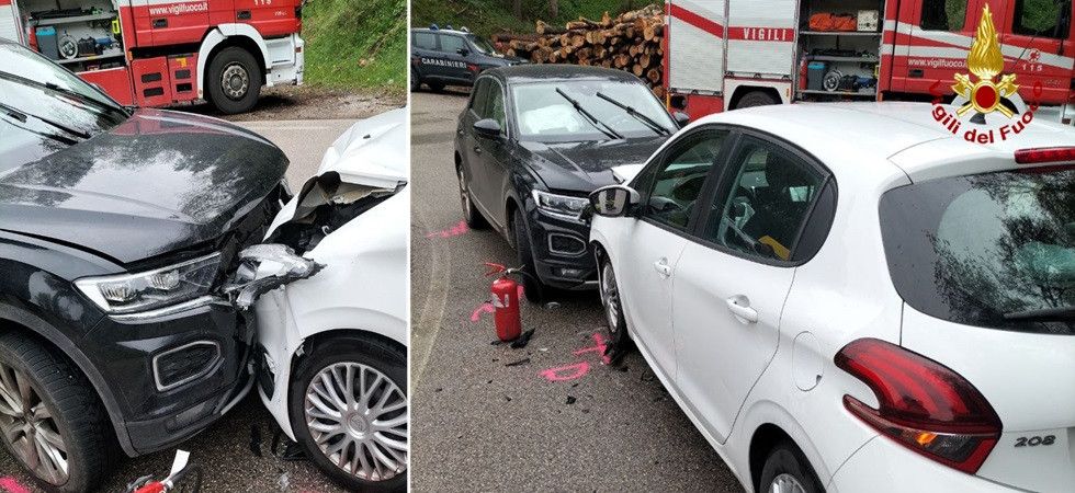 Violento schianto frontale fra due macchine, una donna trasportata in ospedale