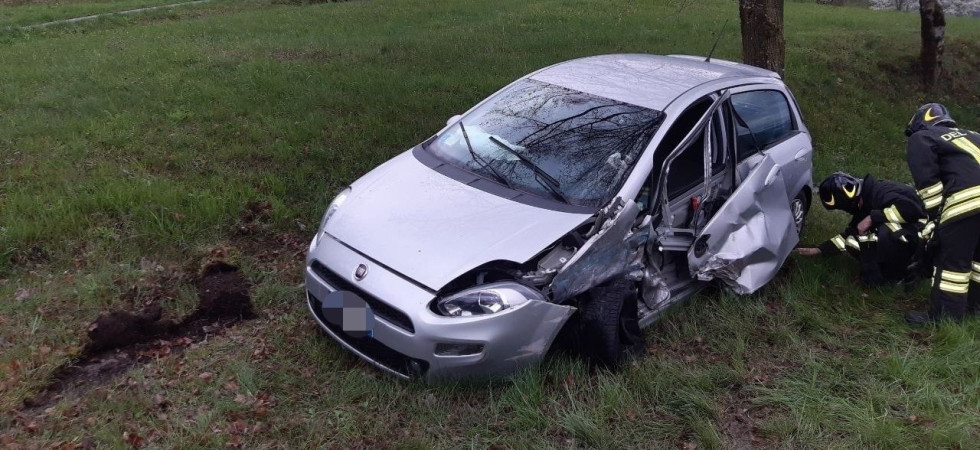 Si schianta ed esce di strada con l'auto: in ospedale il conducente del mezzo