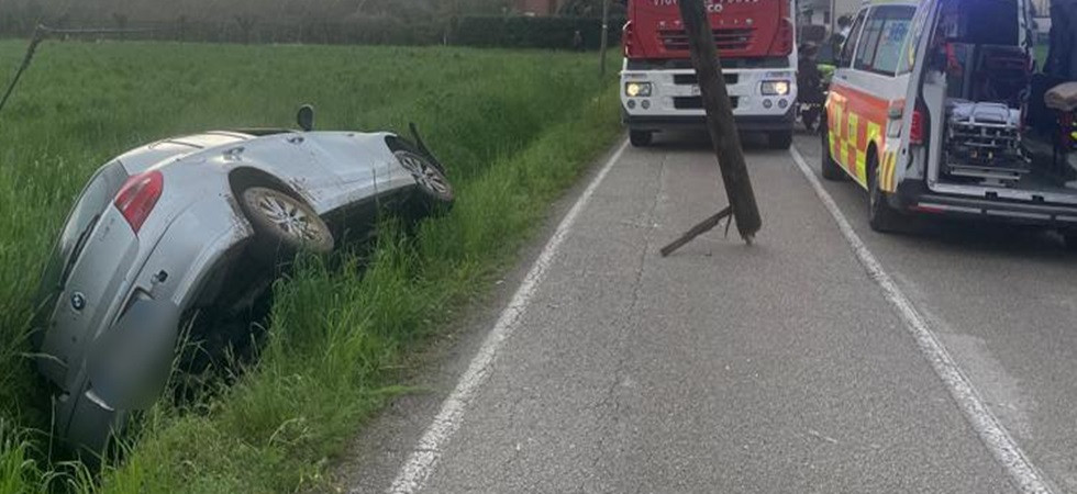 Perdono il controllo dell'auto, abbattono un palo del telefono e si schiantano in un fossato