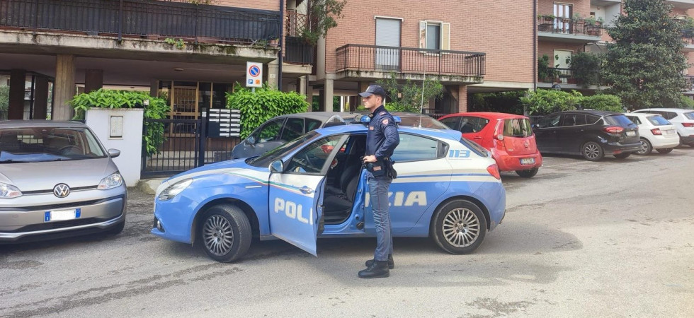 Si arrampica sulla grondaia per raggiungere un appartamento al terzo piano: furto sventato dall'intervento della polizia