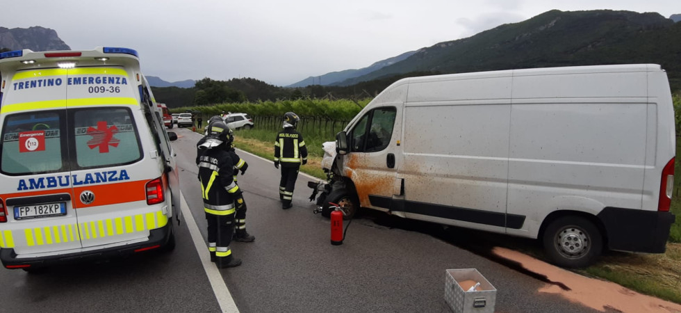 Frontale furgone-auto, due persone restano incastrate tra le lamiere dei mezzi
