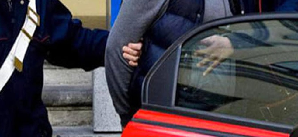 Rapina e aggredisce un coetaneo per poi scappare in Germania