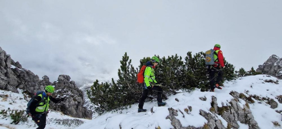 Foto d'archivio Rimangono bloccati sopra un salto di roccia a causa della neve: due escursionisti recuperati con le corde