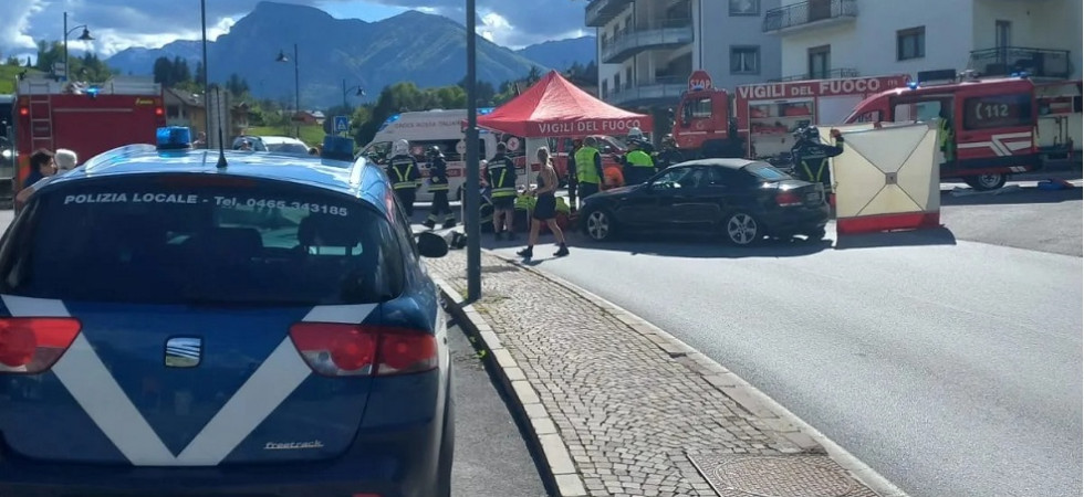 Svolta con l'auto ma travolge una bici