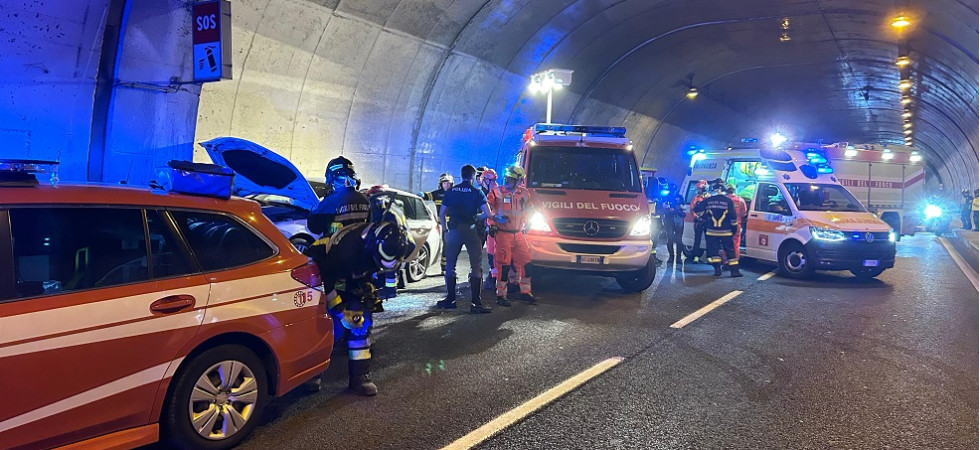 Incidente sulla statale, un'auto si schianta contro il muro della galleria