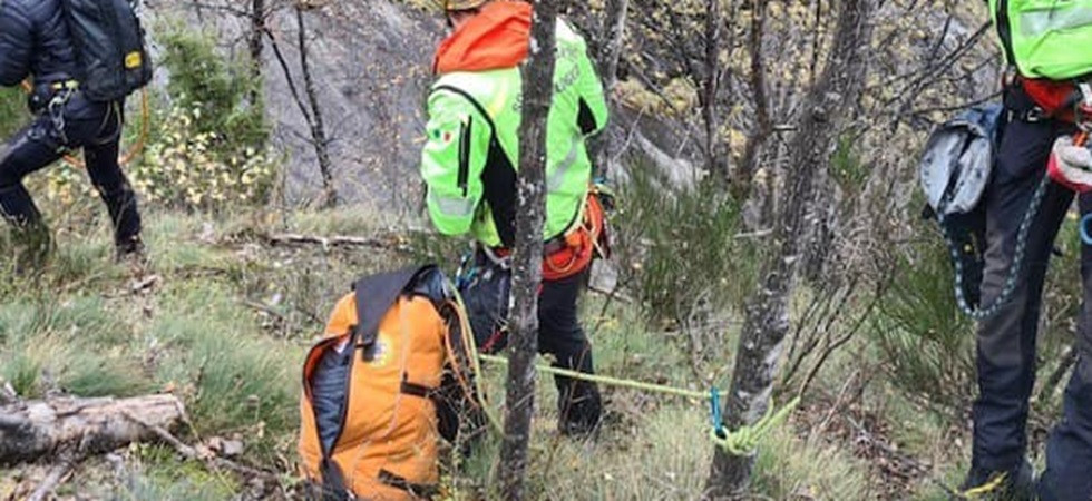 Precipita in un dirupo, finisce in un fiume e sbatte violentemente la testa
