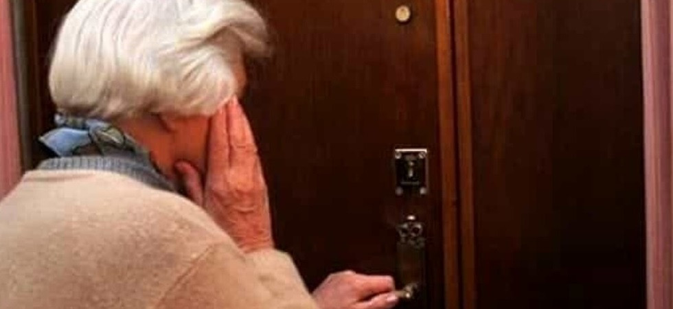 Tenta di truffare un'anziana di 86 anni ma la donna (con l'aiuto del vicino) lo fa arrestare: 35enne in manette