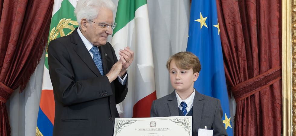 A soli 8 anni salva il padre colpito da infarto alla guida fermando l'auto