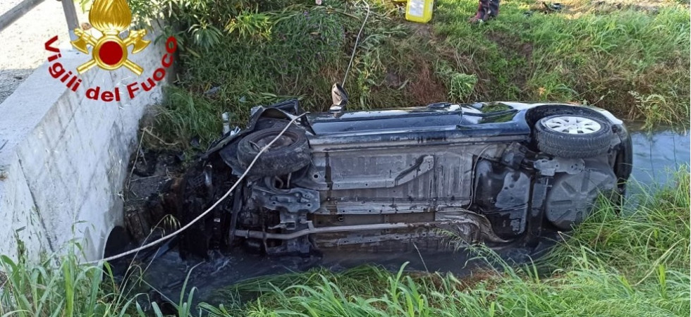 Perde il controllo dell'auto e la corsa finisce nel torrente, spaventoso incidente per due giovani trasportati all'ospedale