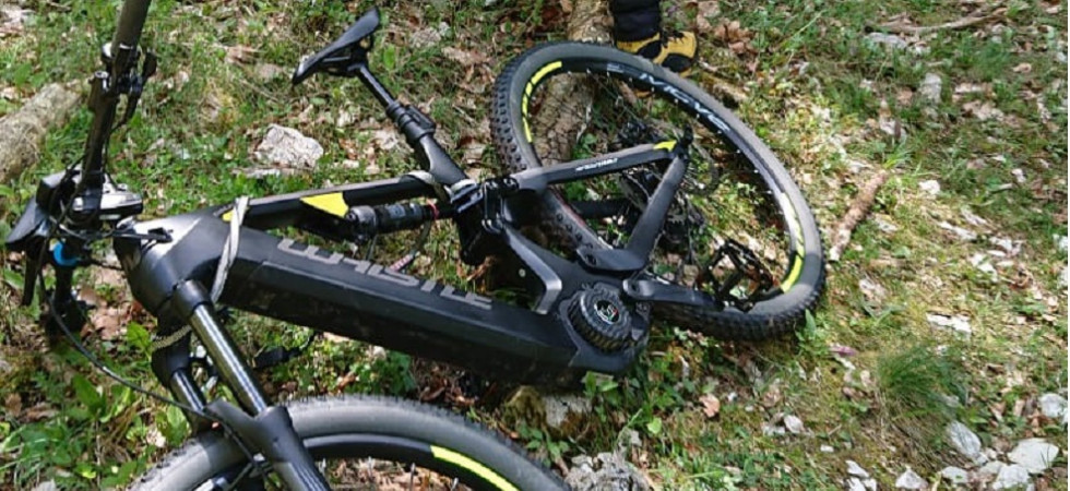 Sbaglia sentiero con la mountain bike, si blocca perché troppo pericoloso e chiama aiuto