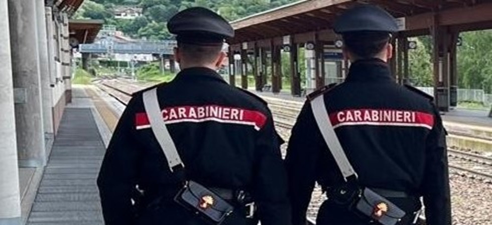 Lite alla stazione ferroviaria, giovane aggredisce due addetti alle pulizia dei treni e i carabinieri usano il taser