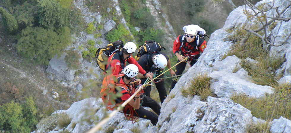 Un climber precipita per alcuni metri dalla parete, interviene il soccorso alpino