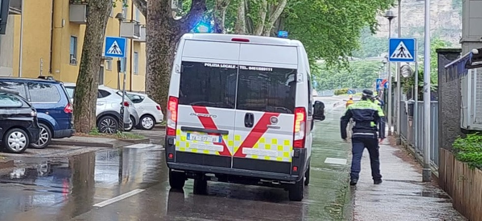 Investita da un'auto sulle strisce, momenti di paura a Trento per un'anziana di 91 anni