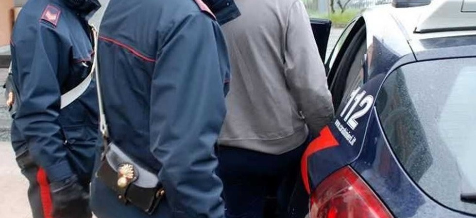 Minaccia di morte la madre 70enne e la costringe a vivere nel terrore: 29enne fermato e arrestato dai carabinieri
