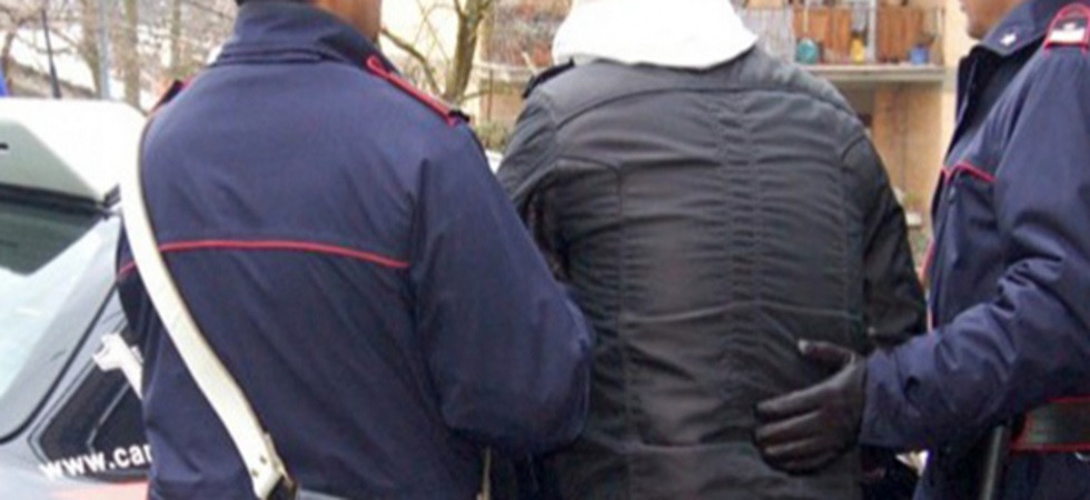 Fa la spesa per 230 euro e cerca di darsi alla fuga spintonando gli addetti alla sicurezza, 54enne bloccato e arrestato