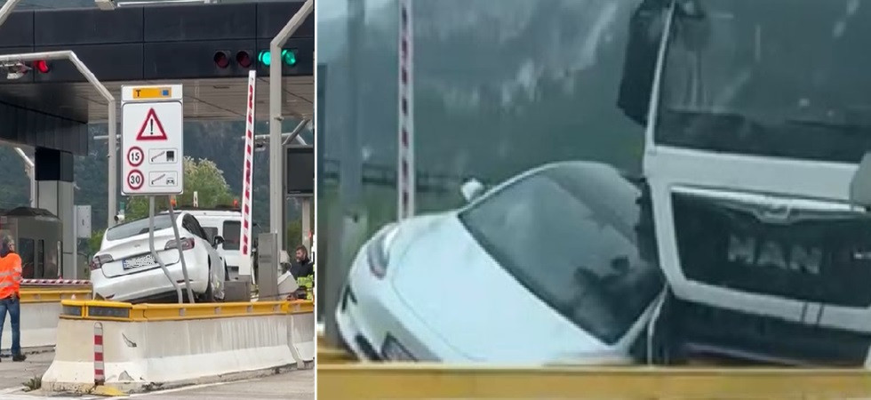 La Tesla finisce in bilico sopra il casello, scontro all'uscita dell'autostrada