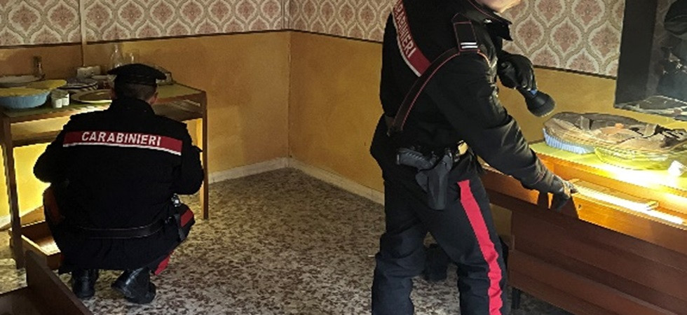 Immigrazione clandestina, blitz dei carabinieri dentro alcuni alberghi abbandonati