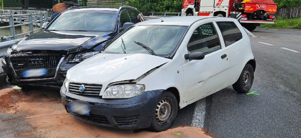 Violento scontro fra due auto in curva