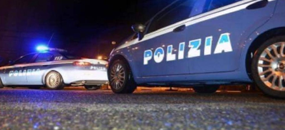 Gira di notte con un martello e rompe i vetri di 11 auto per svaligiarle: 19enne fermato dalla polizia