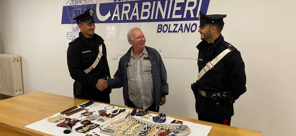 Conquista la fiducia di un anziano facendosi rivelare ogni suo "segreto"