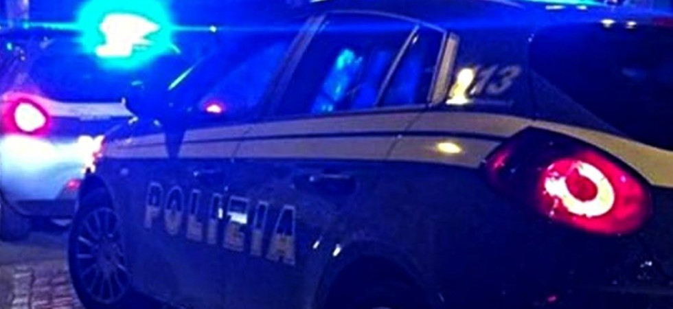 Foto d'archivio Si aggira al buio incappucciato, poi si avvicina ad un'auto in sosta e infrange il vetro: nei guai un 21enne