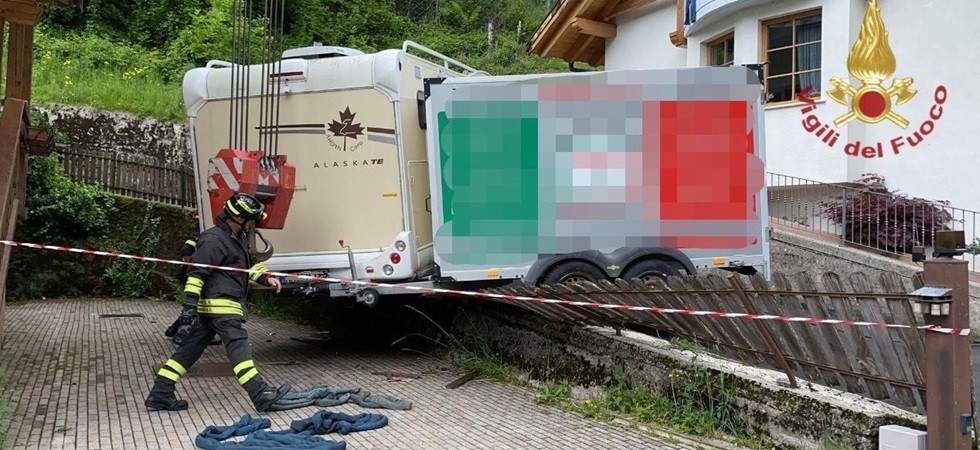 Sbaglia manovra con il camper distrugge un recinto e rimane bloccato, vigili del fuoco in soccorso