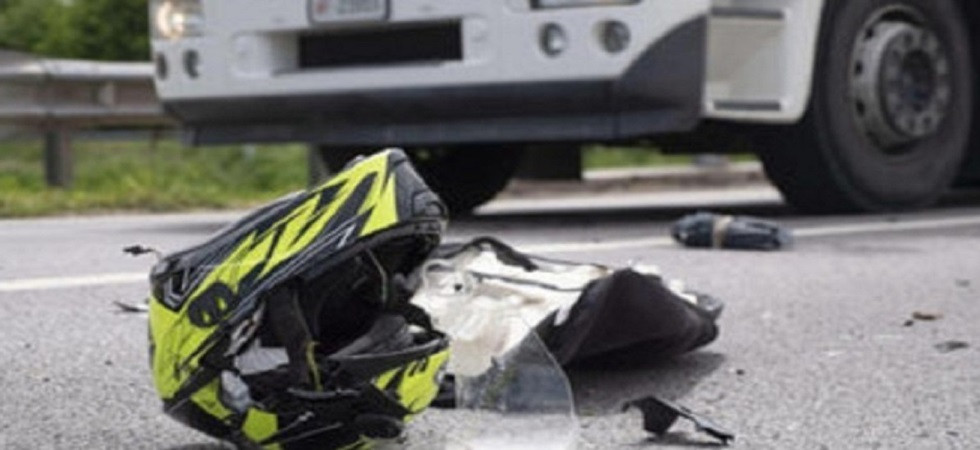Si schianta con la moto contro un furgone, momenti di paura per un 20enne