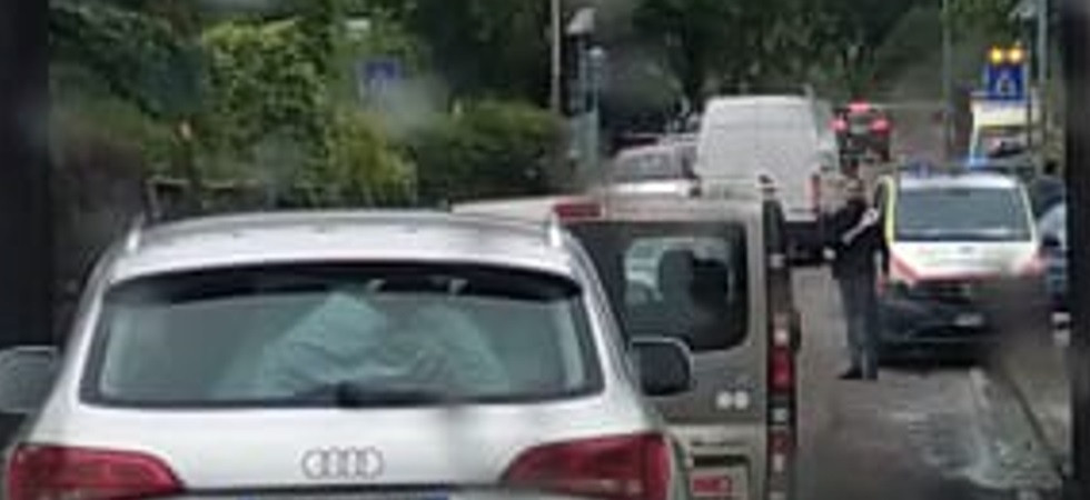 Code e rallentamenti verso la città, scontro fra due auto: sul posto soccorsi e polizia