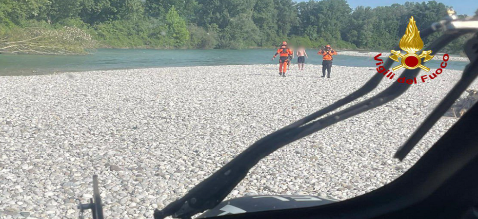Due ragazzini si tuffano nel Brenta ma restano bloccati su un isolotto: li recupera il Drago 153