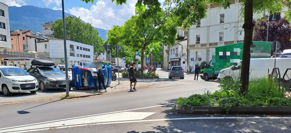 Trento, schianto fra due mezzi in piazza Centa: un'auto si è ribaltata
