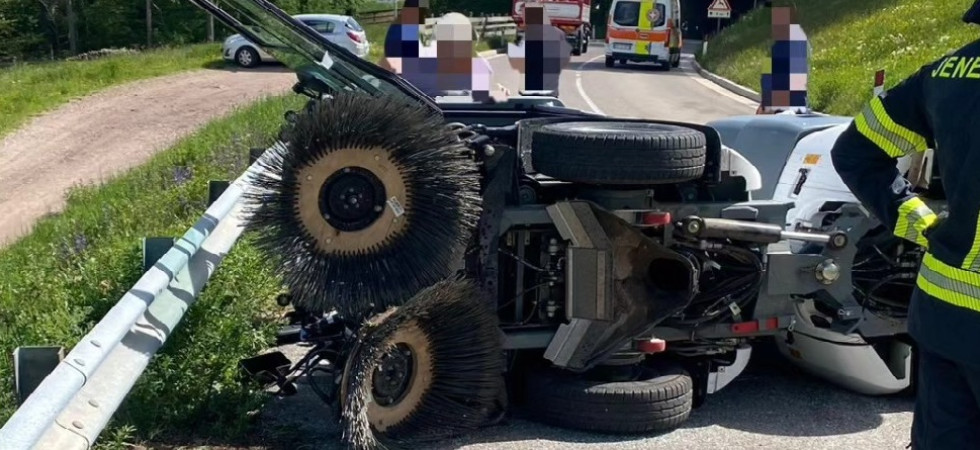 Perde il controllo della spazzatrice e si ribalta, un uomo trasportato in ospedale