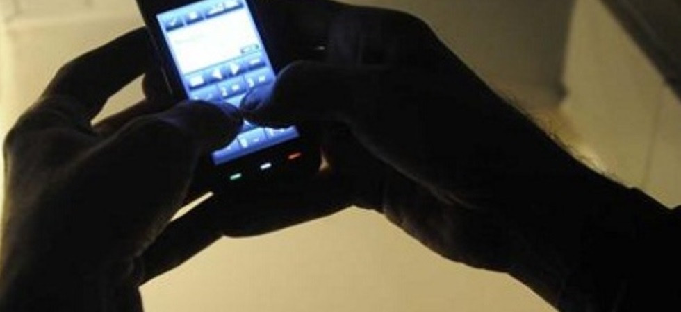 Ricatta le ragazze tempestandole di messaggi: per un 65enne scatta la sorveglianza speciale per atti persecutori