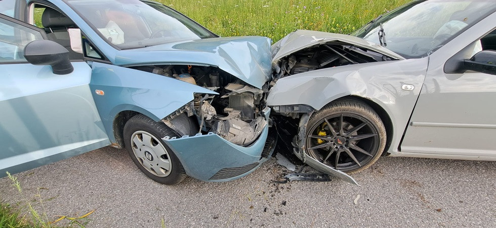 Violento scontro frontale fra due auto, 10 persone coinvolte: sul posto i vigili del fuoco e i soccorsi sanitari