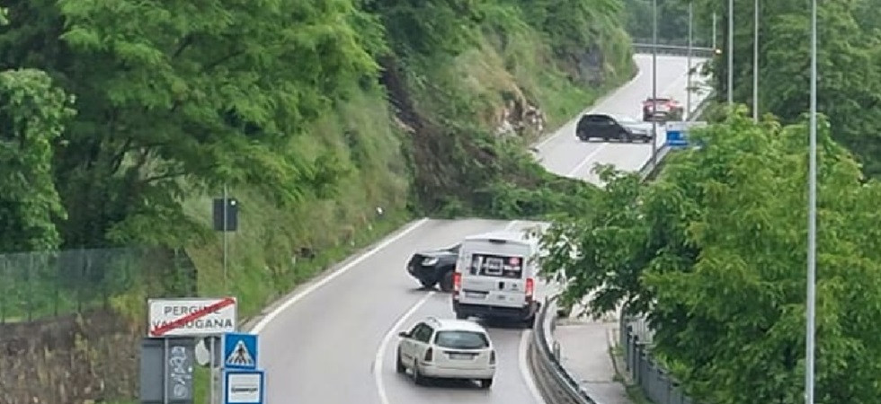 Frana a Pergine, sassi e fango finiscono in strada: viabilità bloccata
