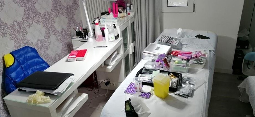 Trasforma la casa in un laboratorio clandestino per praticare iniezioni di filler: estetista abusiva nei guai
