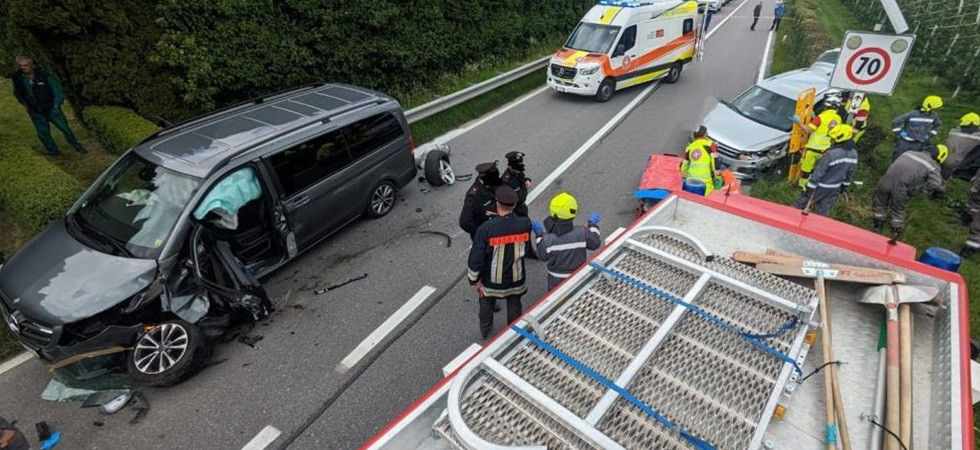 Tremendo schianto frontale, cinque persone coinvolte: tra i feriti anche un bambino