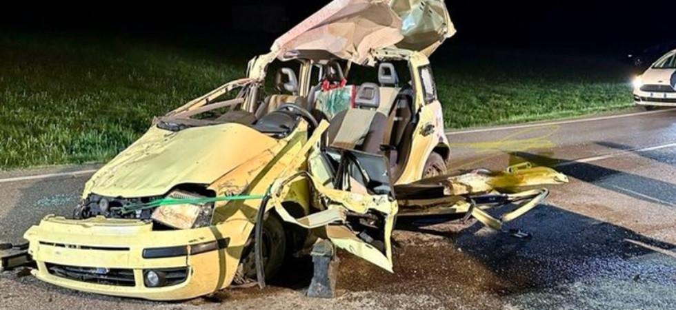 Tremendo incidente nella notte, perde il controllo dell'auto e si ribalta