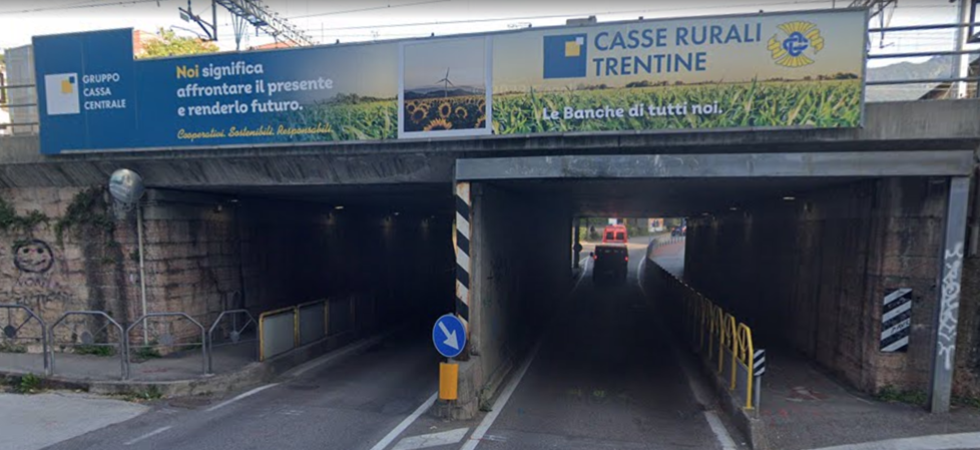 Sottopassaggio di via Fratelli Fontana: biciclette e monopattini non rispettano la segnaletica e sfrecciano sotto il
